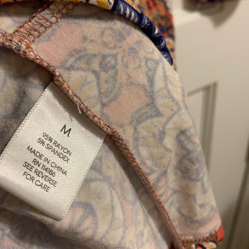 NWOT! Westport Patterned blouse with knot detail - Picture 4 of 4